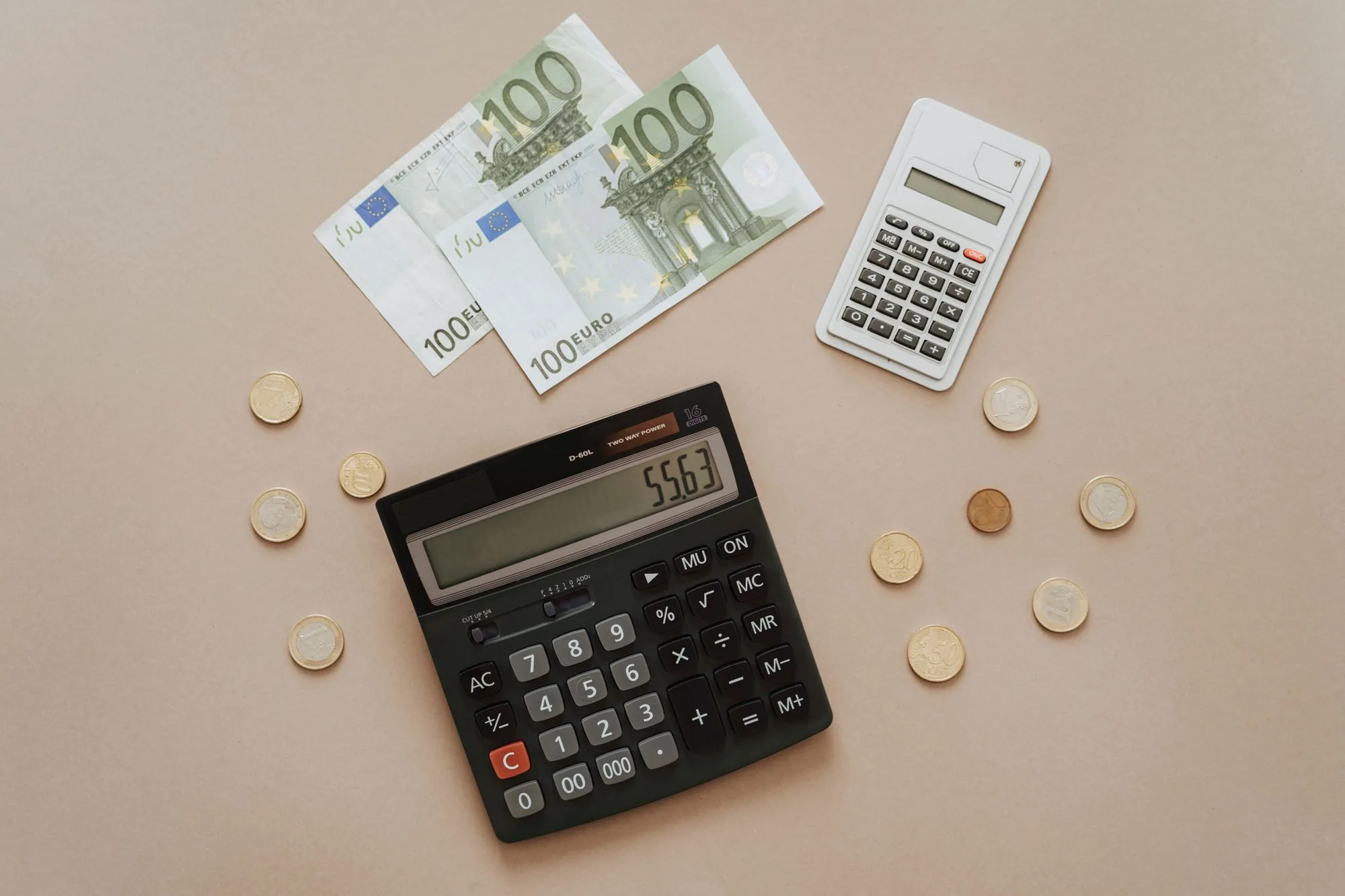 Rekenmachines en eurobiljetten op een tafel