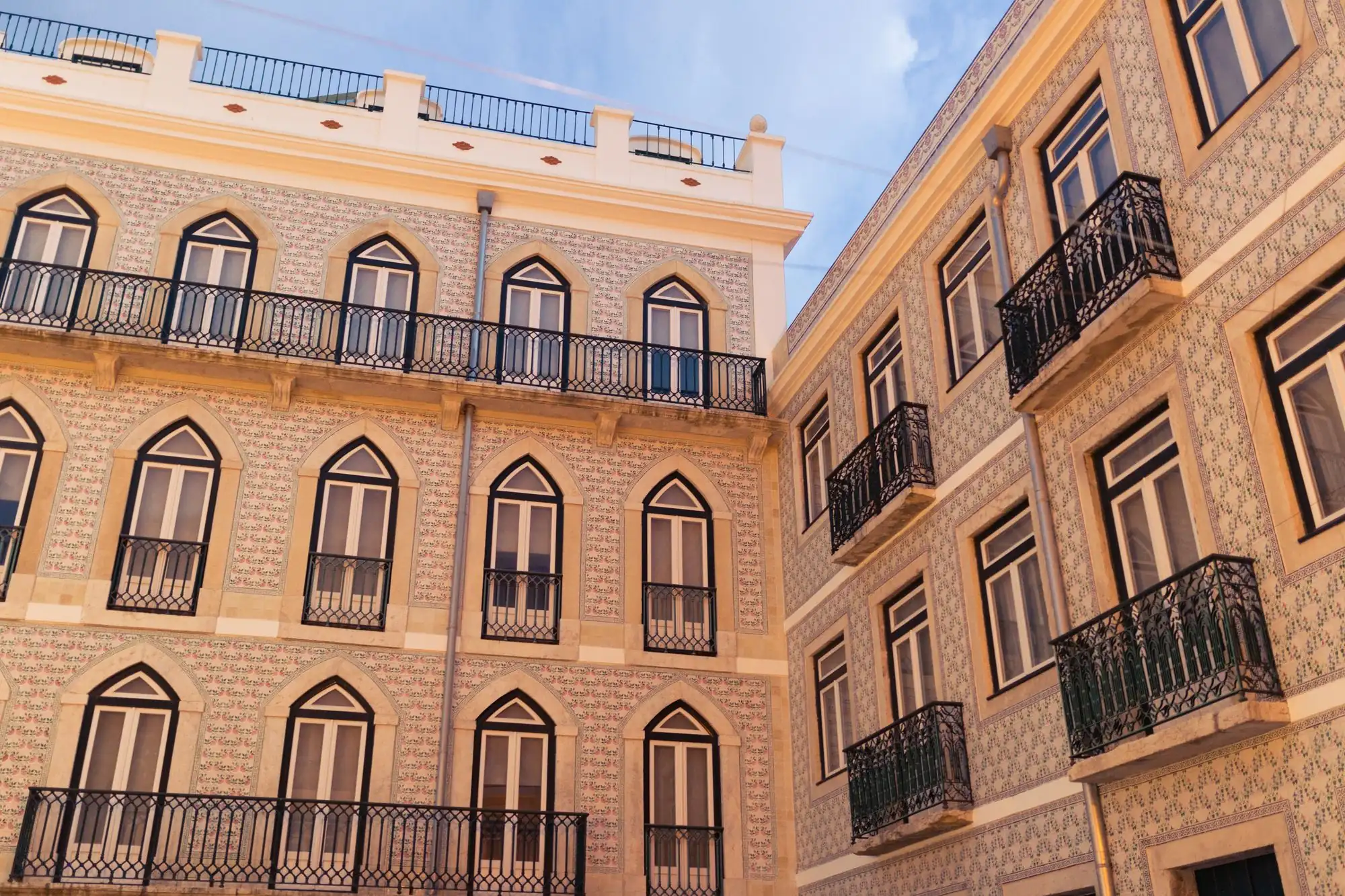 Betegelde gevels met smeedijzeren balkons van oudere appartementsgebouwen in Lissabon