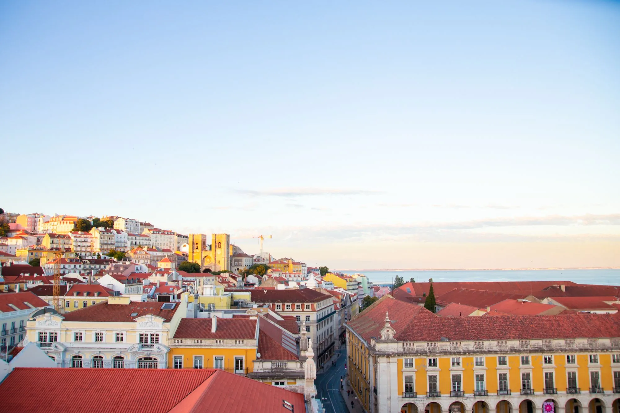 Daken van een moderne woonwijk in Lissabon bij avondlicht